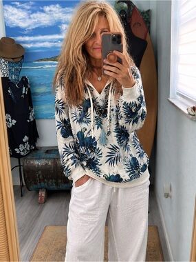 🦜Simons Le 31, Parrots, Parrots! Obsessed Over This Hoodie…Such A Cool Piece!🦜